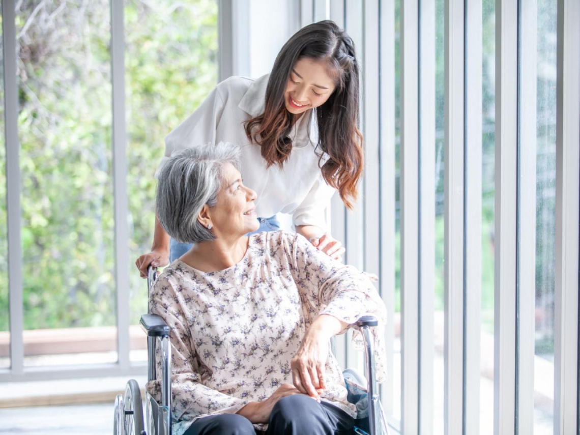 「跳河可以，等天氣暖再去」失智老媽尋死，戲精女兒「已讀亂回」：只能且戰且走，即興演出